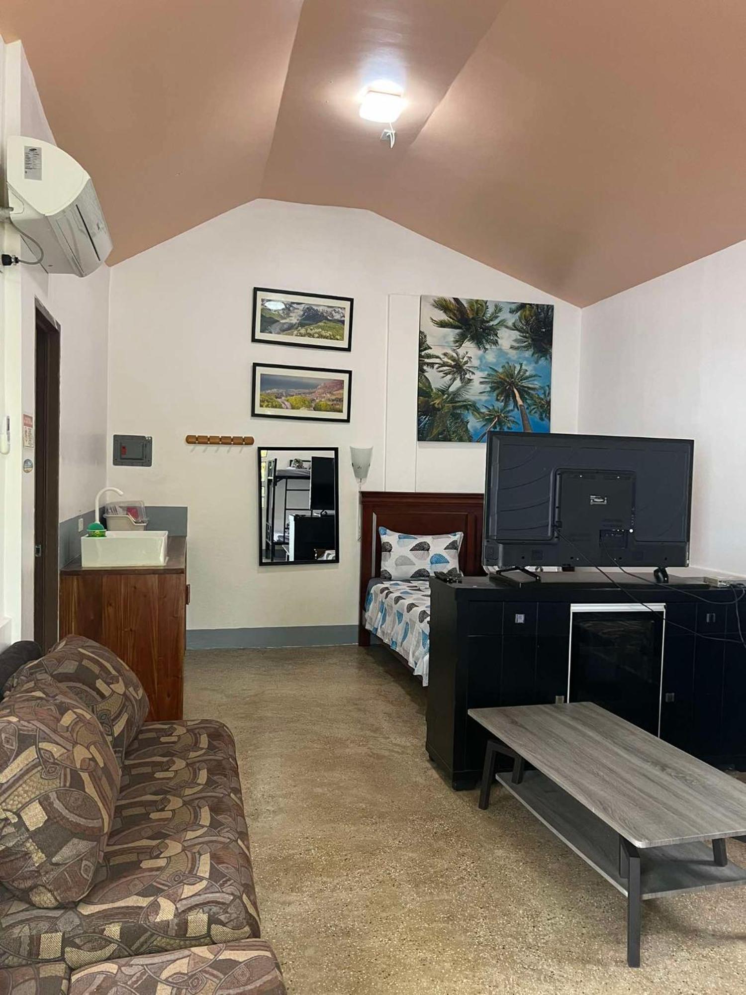 Ice Bear Bar & Tourist Inn Dauis Room photo