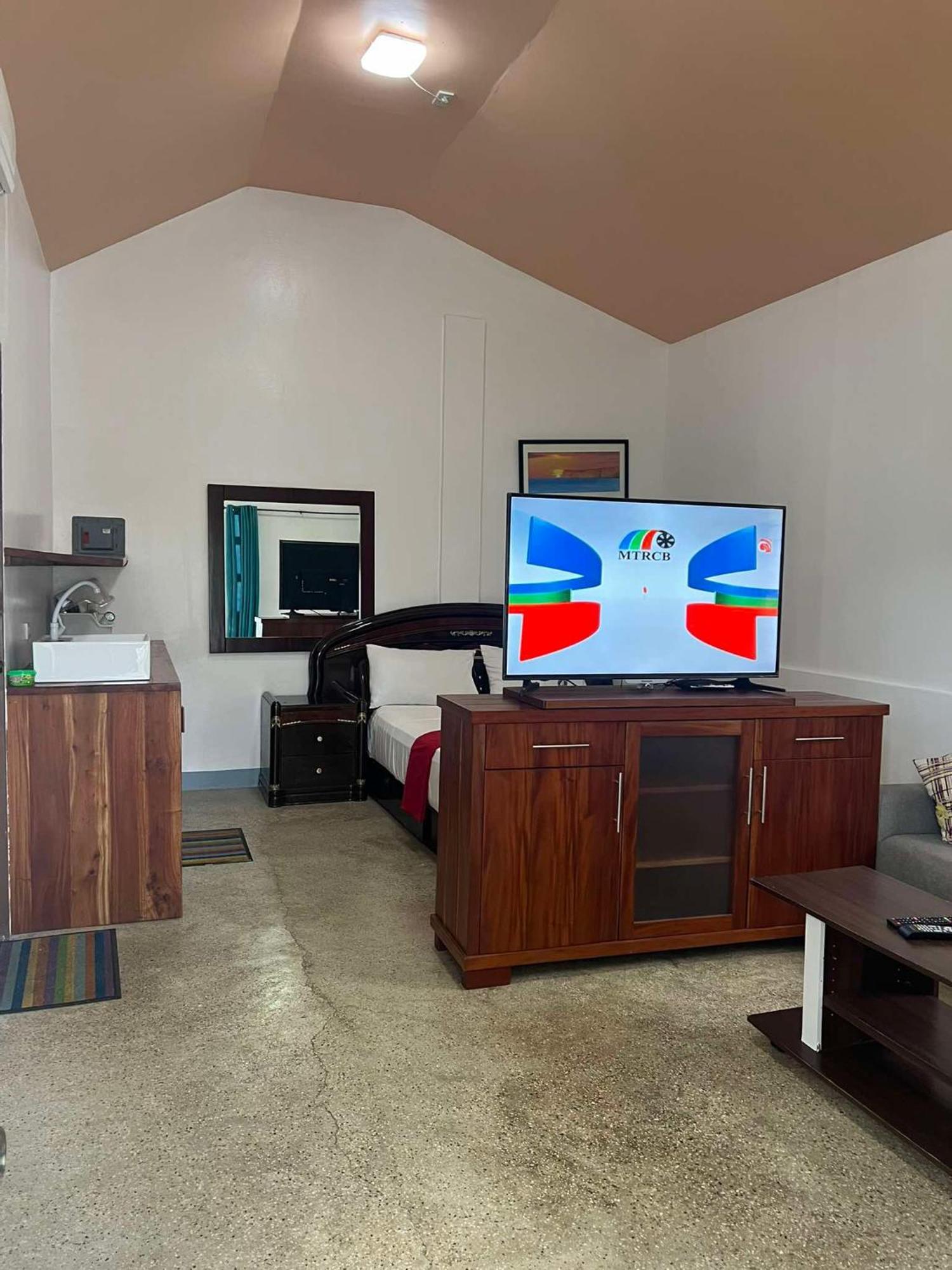 Ice Bear Bar & Tourist Inn Dauis Room photo
